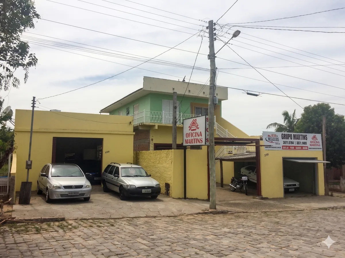 Fachada da Oficina Martins com placa em destaque, 2016